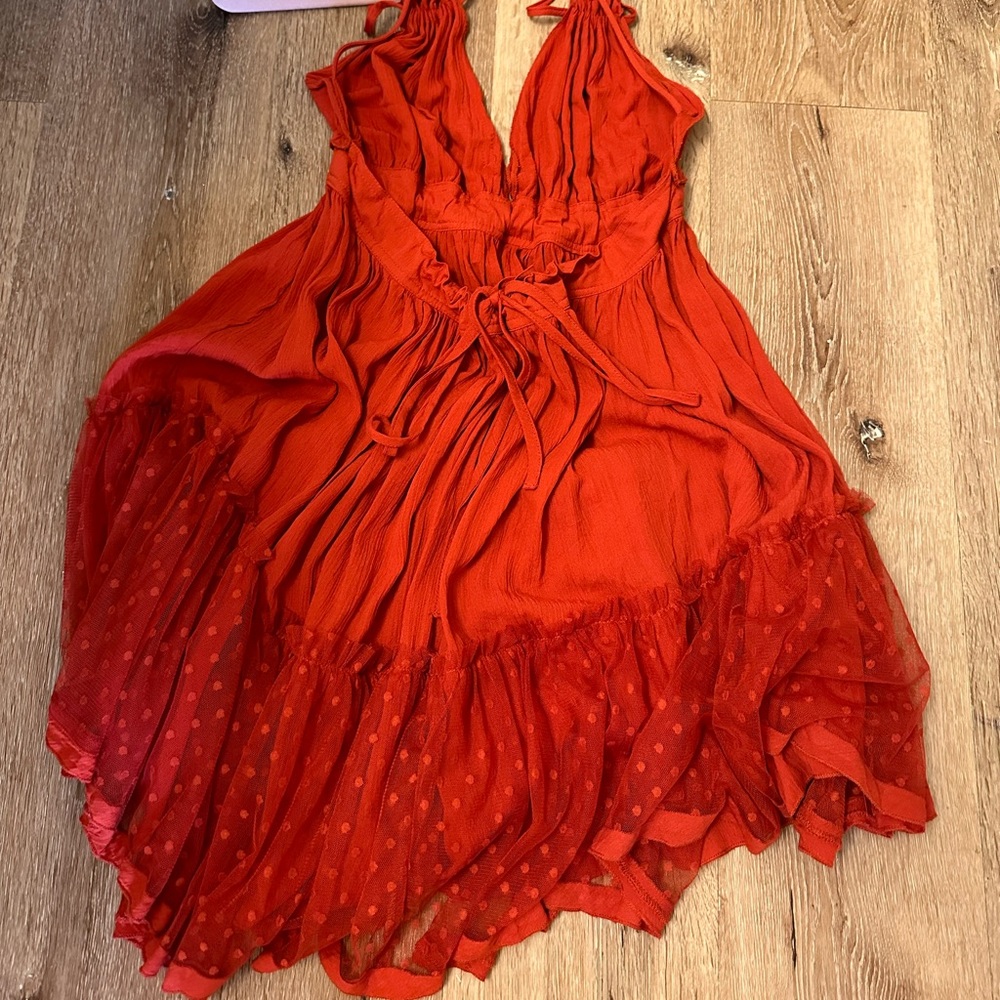 GORGEOUS BACKLESS DRESS - Picture 3 of 3